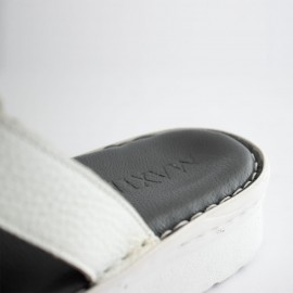 صندل طبی چرم طبیعی زنانه مدل کمند سفید kamand