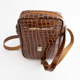 کیف چرم طبیعی اسپورت دوشی مدل اس20 قهوه ای s20 طرح کرکودیلی
