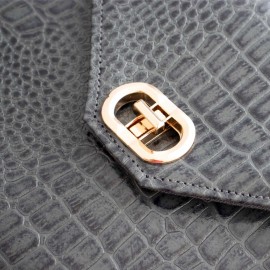 کیف چرم طبیعی زنانه دوشی مدل A10 طوسی طرح کرکودیل 